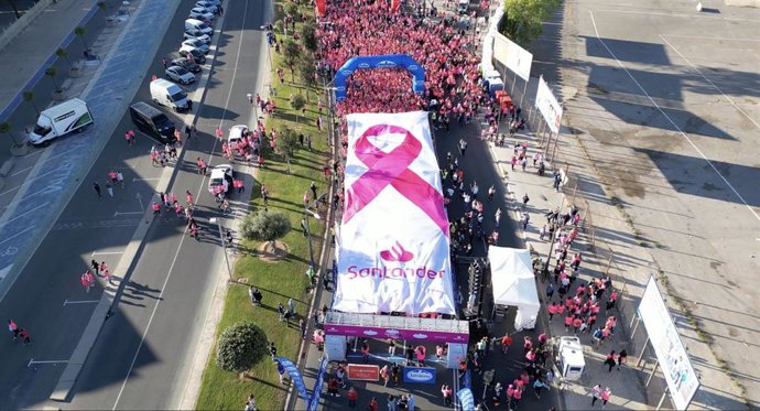 La Carrera de la Mujer de Valncia despliega un lazo rosa gigante