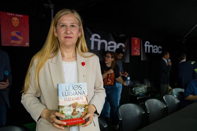 L'escriptora Luz Gabás signa llibres per Sant Jordi a Barcelona