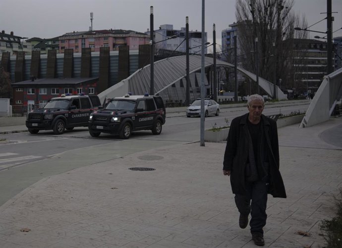 Archivo - December 24, 2022, Mitrovica, Kosovo: Italian Carabinbarieri are on routine watch at the new Ibar bridge connecting the two sides of Mitrovica in northern Kosovo in Mitovica, Kosovo, on 24 December 2022. Tensions between Kosovo and Serbia are 