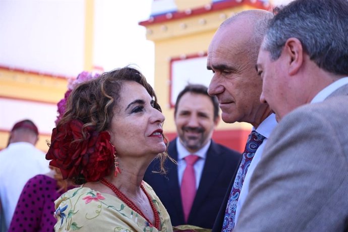 La ministra de Hacienda y Función Pública, María Jesús Montero, con el alcalde de Sevilla, Antonio Muñoz, y el secretario del PSOE andaluz, Juan Espadas, en la Portada de la Feria de Sevilla.
