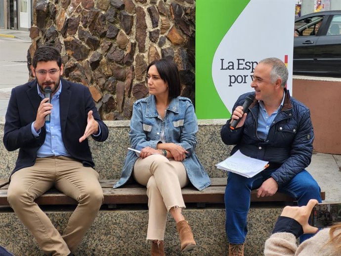 Alejandro Nolasco con la candidata a la Alcaldía de Andorra, Aroha Rochela