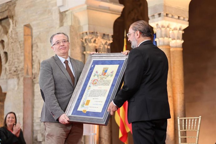 El presidente de Aragón, Javier Lambán (d), entrega el Premio Aragón 2023 al director de la revista Turia, Raúl Carlos Maicas, durante la celebración del Día de Aragón.
