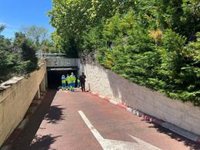 Muere un hombre de unos 75 años aplastado por la puerta corredera de un garaje en Alcorcón