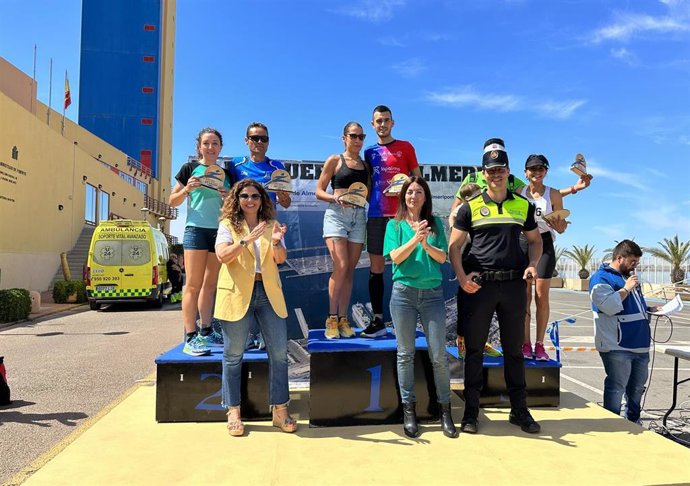 Foto de familia de los ganadores de la prueba deportiva que organiza el Puerto de Almería.