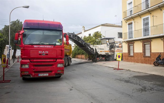 Archivo - Trabajos de asfaltado en Huelva