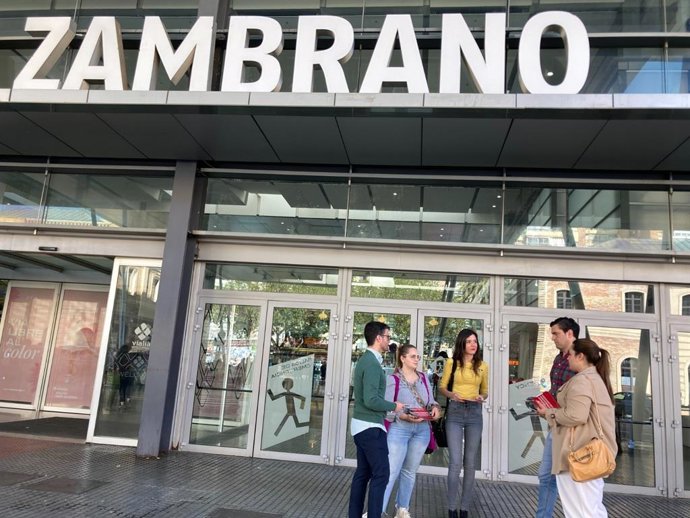 La campaña de NNGG se denomina 'Sánchez, menos Falcon y más Cercanías'