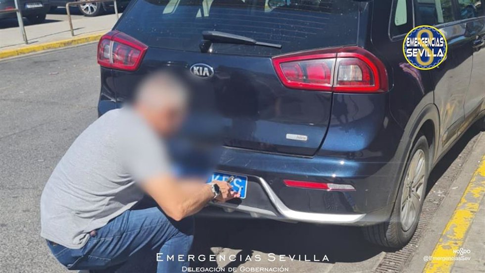 La Policía Local ha abierto diligencias a una conductora por falsificar placas para operar como un VTC en la estación de Santa Justa.