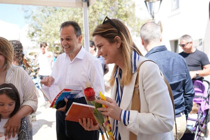 La presidenta del PP de Baleares, Marga Prohens,  junto al candidato de la coalición Sa Unió, Lloren Córdoba, en la feria del libro de Sant Francesc, en Formentera.