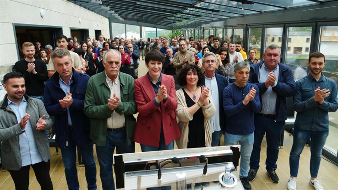 Ana Pontón con los candidatos a las alcaldías de Arzúa, Curtis, Boimorto, Melide, Santiago, Vilasantar y Toques.
