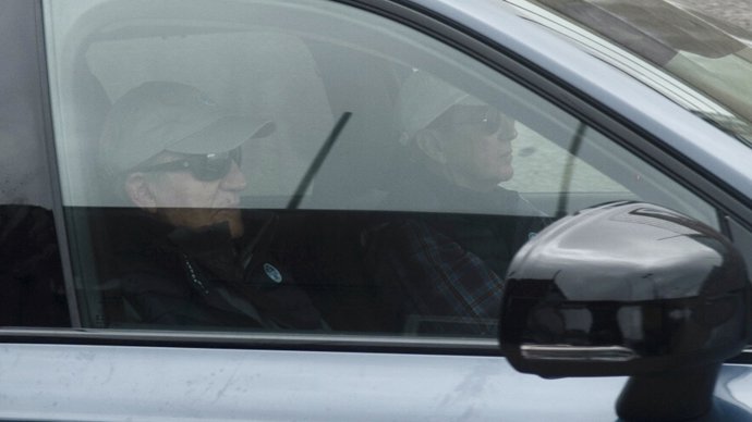 El Rey Juan Carlos I a su llegada  en coche a puerto deportivo del Real Náutico de Sanxenxo, a 23 de abril de 2023, en Sanxenxo, Pontevedra, Galicia.