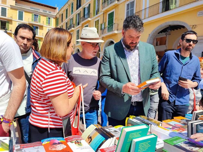 El coordinador de MÉS per Mallorca y candidato a la presidencia del Govern, Lluís Apesteguía, visita los puestos de los libreros en Palma con motivo del Día del Libro