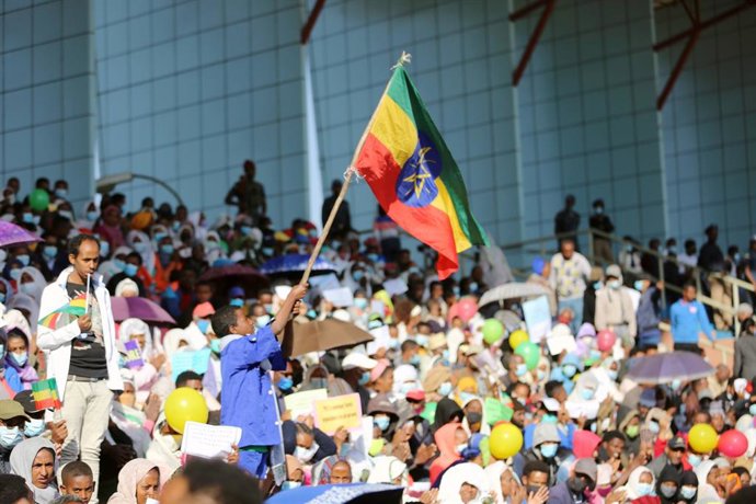 Archivo - (211205) -- ADDIS ABABA, Dec. 5, 2021 (Xinhua) -- People participate in a rally to condemn the Tigray People's Liberation Front (TPLF) and Western intervention in the internal affairs of Ethiopia in Addis Ababa, Ethiopia, Dec. 5, 2021.