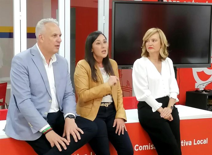 La candidata del PSOE a la Alcaldía de Algeciras, Rocío Arrabal, en una visita de la ministra de Empleo, Pilar Alegría