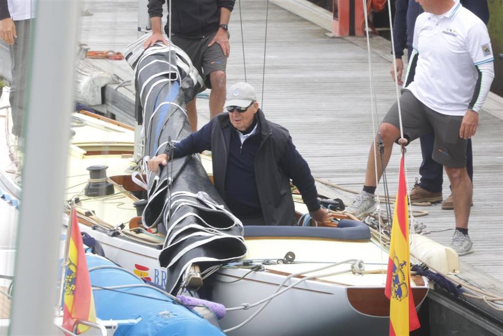 El Rey Juan Carlos embarcando en 'El Bribón' en el Real Náutico de Sanxenxo, a 21 de abril de 2023, en Sanxenxo (España).
