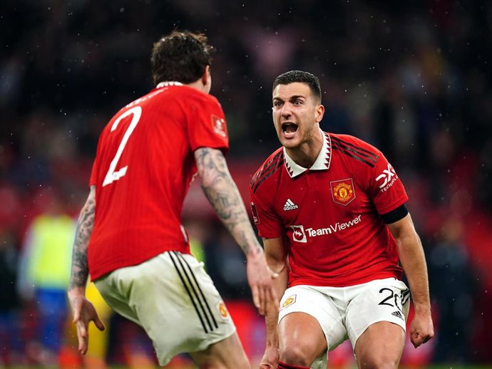Victor Lindelof y Diogo Dalot celebran el pase del Manchester United a la final de la FA Cup