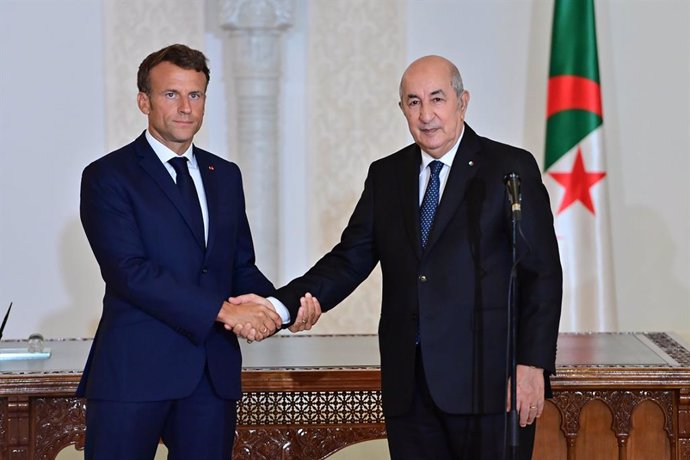 Archivo - ALGIERS, Aug. 27, 2022  -- Algerian President Abdelmadjid Tebboune (R) shakes hands with French President Emmanuel Macron at a signing ceremony in Algiers, Algeria, on Aug. 27, 2022. Algeria and France on Saturday signed a joint declaration fo