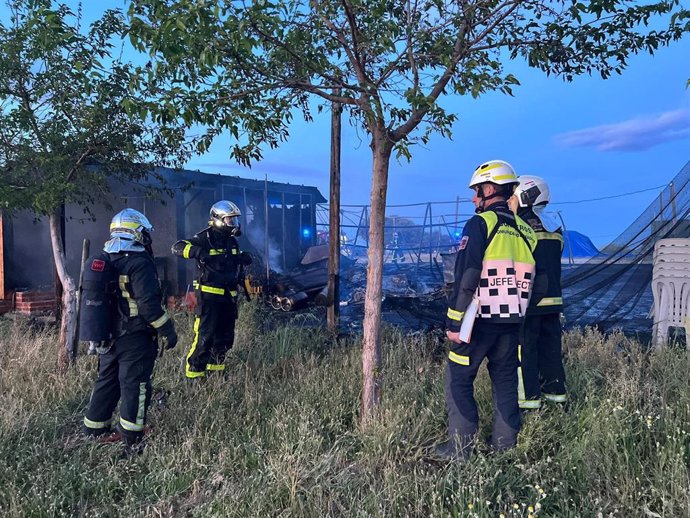 Cuatro dotaciones de bomberos de la Comunidad de Madrid extinguen un incendio en un food truck de una instalación deportiva de Tres Cantos