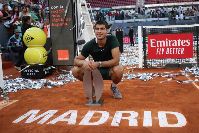 Archivo - El tenista español Carlos Alcaraz posa con su trofeo de campeón tras ganar el Mutua Madrid Open 2022