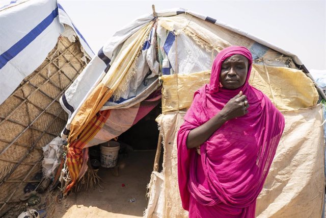 Archivo - Una mujer en el campo de desplazados internos de Otash, Darfur del Sur (Sudán)