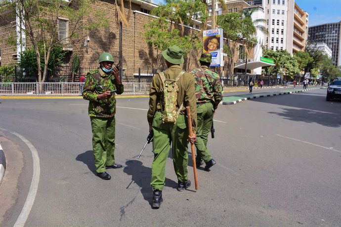 Archivo - March 20, 2023, Nairobi, Kenya: Anti-riot police patrol downtown Nairobi streets during mass action organised by the opposition leader Raila Odinga. Raila and the opposition are demanding that the government lower the cost of living in the cou