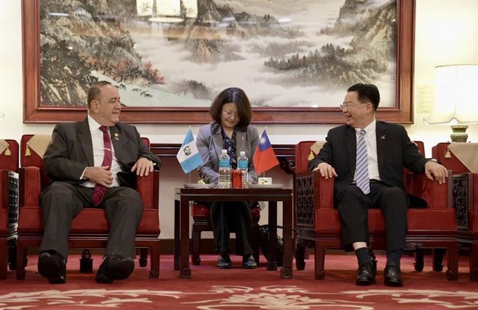 El presidente de Guatemala, Alejandro Giammattei, con el ministro de Exteriores de Taiwán, Joseph Wu, en Taipei