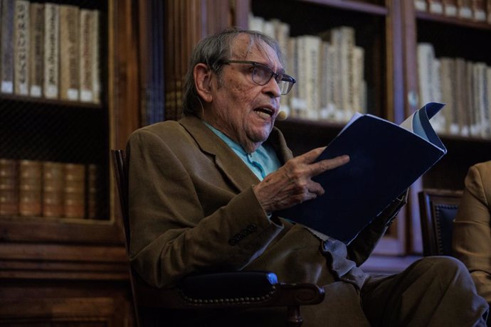 El escritor venezolano Rafael Cadenas, Premio Cervantes 2022, durante una rueda de prensa, en la sede de la Biblioteca Nacional de España, a 20 de abril de 2023, en Madrid (España). El 17 de abril comenzaron las actividades del Ministerio de Cultura y D