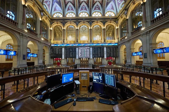 Archivo - Varios paneles del Ibex 35 en el Palacio de la Bolsa en Madrid (España).