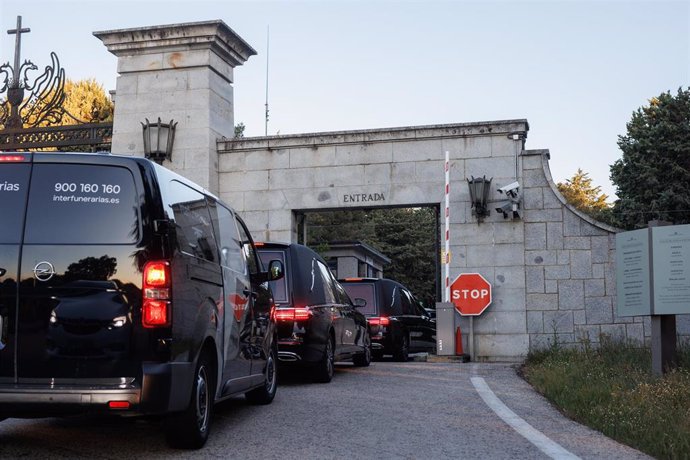 Varios coches fúnebres entran al Valle de Cuelgamuros, a 24 de abril de 2023, en San Lorenzo de El Escorial, Madrid (España). 