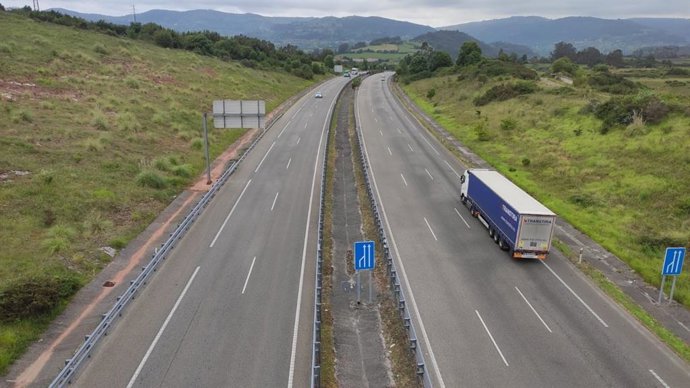 Archivo - Tráfico en la A-64 