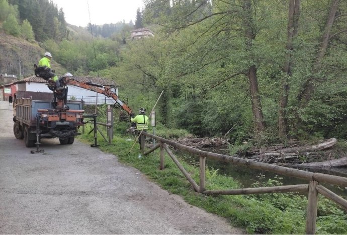 La Confederación Hidrográfica del Cantábrico realiza labores de conservación en el río Naviego en Cangas del Narcea