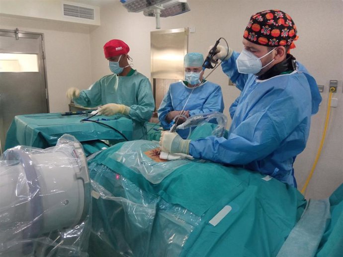 Nota Y Foto Cirugía De Columna