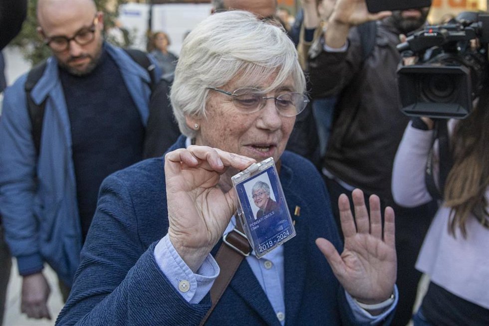 La exconsellera de Educación de la Generalitat Clara Ponsatí es detenida en la plaza Catalunya de Barcelona, a 28 de marzo de 2023, en Barcelona, Cataluña (España). Un mosso d'esquadra de paisano ha detenido a las 18.07 horas de este martes a la exconse