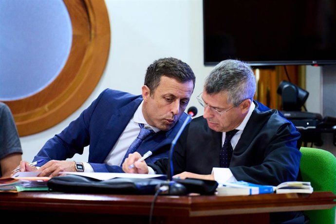 Archivo - El juez Luis Acayro (i) junto a su abogado (d) durante el juicio en el TSJC