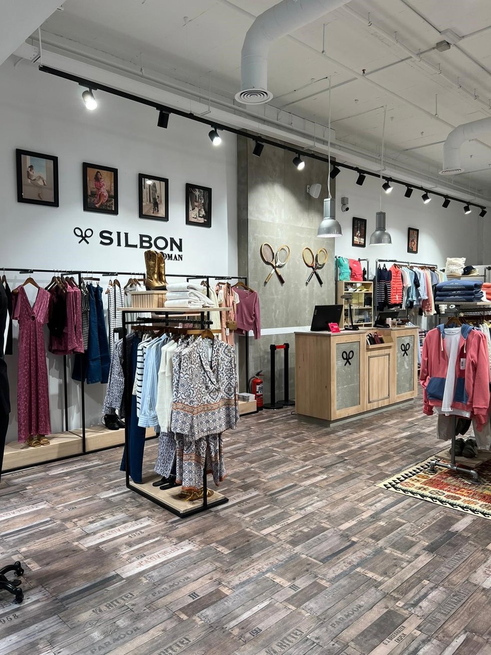 El establecimiento, ubicado en el local número 54 de Zielo Pozuelo, cuenta con un área de 135 metros cuadrados en los que se ubican  las últimas tendencias de las colecciones para mujer y hombre.