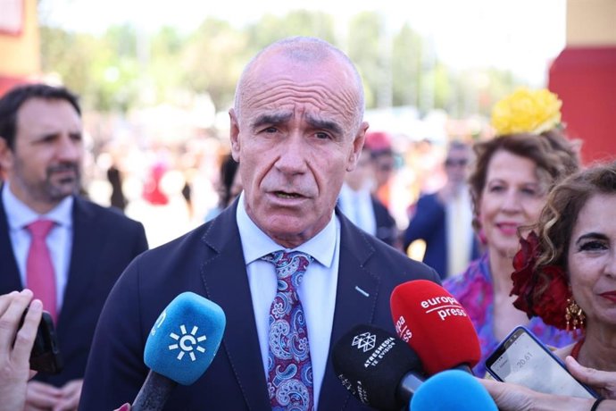 Antonio Muñoz, alcalde de Sevilla y candidato del PSOE a revalidar la Alcaldía, en una atención a medios en la Portada de la Feria.