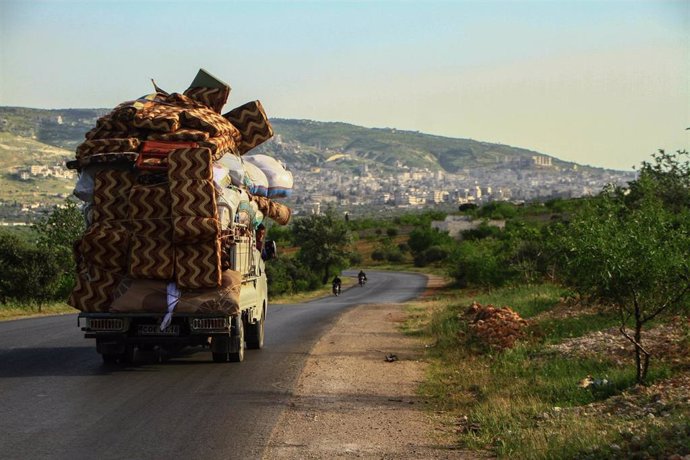 Archivo - Un camión traslada las pertenencias de un grupo de despalazados internos en la provincia de Idlib, situada en el noroeste de Siria