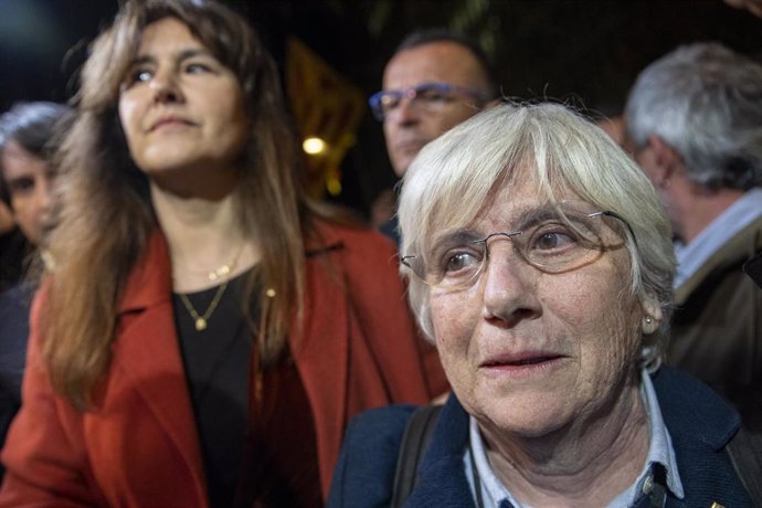 La exconsellera de Educación de la Generalitat Clara Ponsatí junto con la presidenta de Junts, Laura Borrs, a su salida en libertad provisional de la Ciutat de la Justícia, a 28 de marzo de 2023, en Barcelona, Cataluña (España).  La exconsellera Clara 