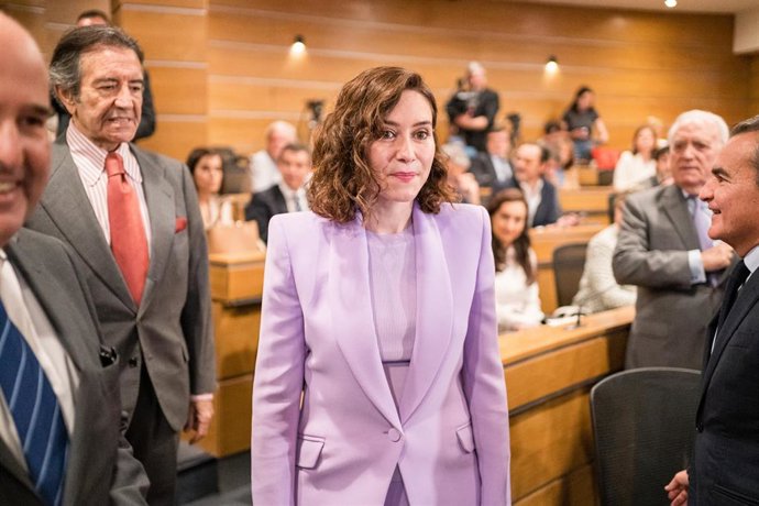 La presidenta de la Comunidad de Madrid y del Partido Popular de Madrid, y candidata a la reelección, Isabel Díaz Ayuso, a su llegada a la Junta Directiva de CEIM, a 24 de abril de 2023, en Madrid (España). 
