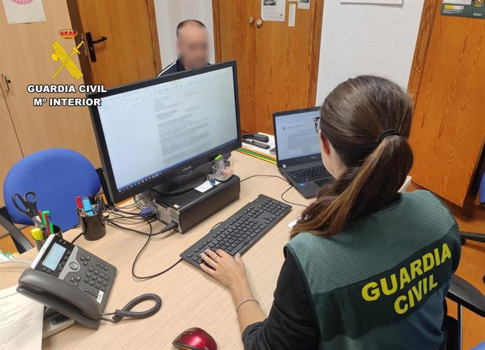 Imagen de una agente de la Guardia Civil, durante la operación