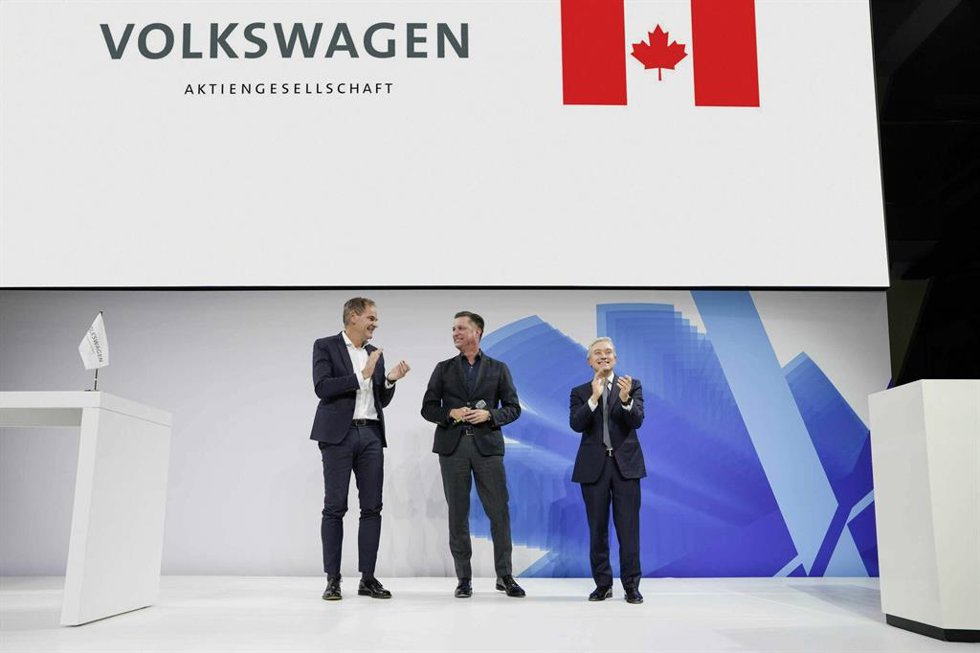 Archivo - De iz a dcha: Oliver Blume, consejero delegado de Volkswagen; Thomas Schmall, responsable de Tecnología de Volkswagen y presidente del consejo de supervisión de PowerCo, y Franois-Philippe Champagne, Ministro de Innovación, Ciencia e Industri