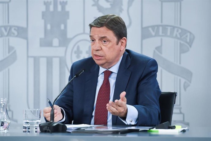 El ministro de Agricultura, Pesca y Alimentación, Luis Planas, interviene durante una rueda de prensa posterior a una reunión del Consejo de Ministros, en el Palacio de la Moncloa, a 18 de abril de 2023, en Madrid (España). El Consejo de Ministros ha ap
