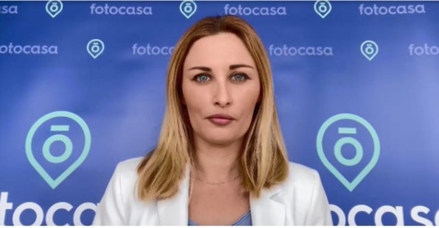 Carteles de viviendas en venta en el escaparate de una inmobiliaria en el barrio de Almagro, en Madrid. 