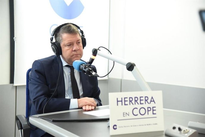 L presidente de Castilla-La Mancha y candidato a la reelección, Emiliano García-Page, es entrevistado en Cope.
