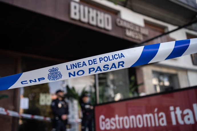 Agentes de la Policía Científica en la entrada del restaurante italiano 'Burro Canaglia Bar&Resto' de la plaza de Manuel Becerra, a 24 de abril de 2023, en Madrid (España). 