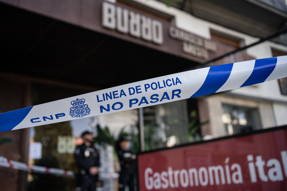 Agentes de la Policía Científica en la entrada del restaurante italiano 'Burro Canaglia Bar&Resto' de la plaza de Manuel Becerra, a 24 de abril de 2023, en Madrid (España). 