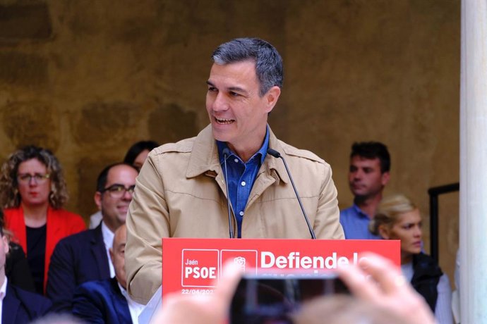El presidente del Gobierno de España y secretario general del PSOE, Pedro Sánchez, interviene durante la clausura el acto público de presentación de la candidatura socialista al 28M en la ciudad y otros municipios del medio rural en el Hospital de Santi
