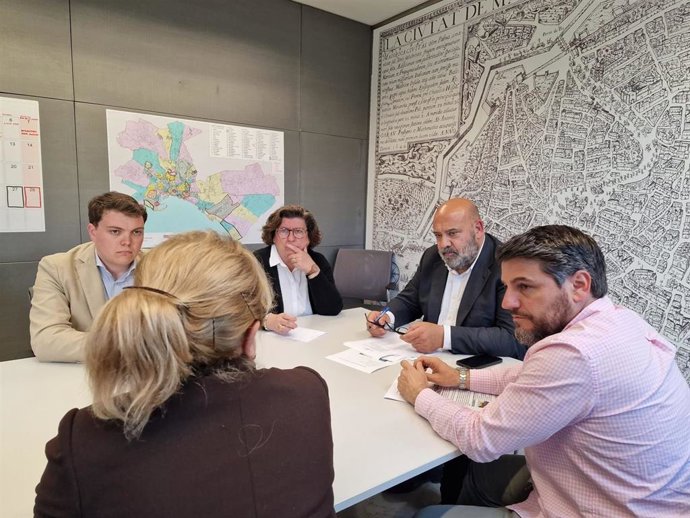 El candidato del PP a la alcaldía de Palma, Jaime Martínez Llabrés, en la reunión con la Plataforma Contra la Cantera de Establiments