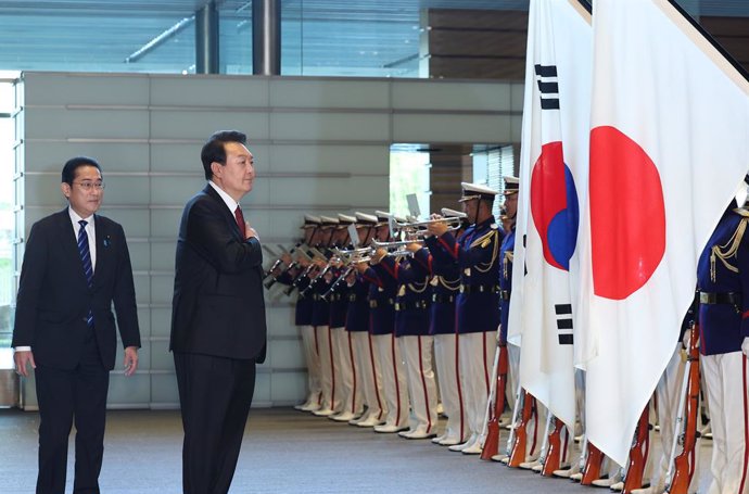 Archivo - El presidente de Corea del Sur, Yoon Suk Yeol, junto al primer ministro japonés, Fumio Kishida.