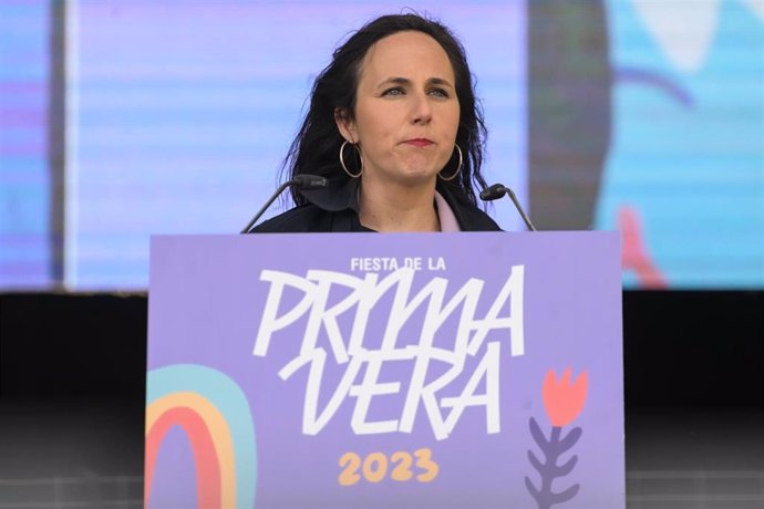 La secretaria general de Podemos y ministra de Derechos Sociales y Agenda 2030, Ione Belarra, interviene en la Fiesta de la Primavera de Podemos, a 15 de abril de 2023, en Zaragoza, Aragón (España).