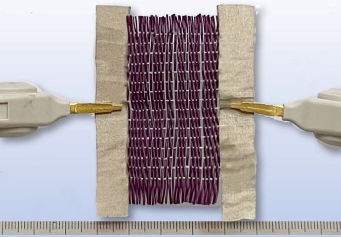 Se aplica una corriente eléctrica a un tejido inteligente diseñado que consta de fibras de plástico y acero.